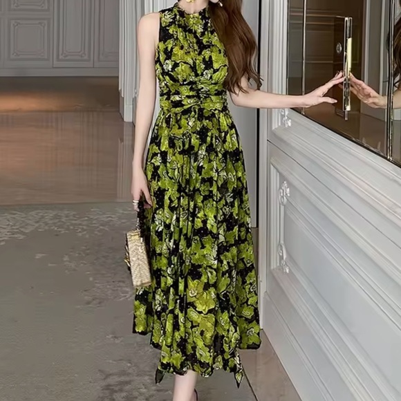 NWOT 🧩 Elegant Green & Black Floral Halter Dress - Picture 6 of 16